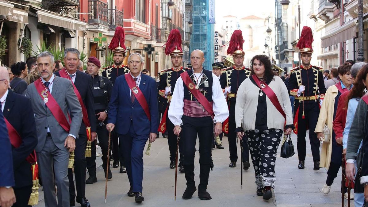 Los munícipes del Ayuntamiento de León desfilan hacia la Catedral tras Las Cantaderas