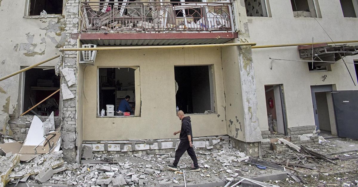 Un hombre camina entre los escombros de un edificio residencial dañado después de un bombardeo, el 12 de septiembre en Járkov