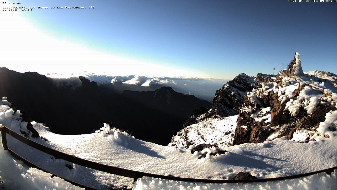 Imagen de este viernes de las cumbres de La Palma nevadas.  Imagen captada de la webcam el IAC en el Roque de Los Muchachos.