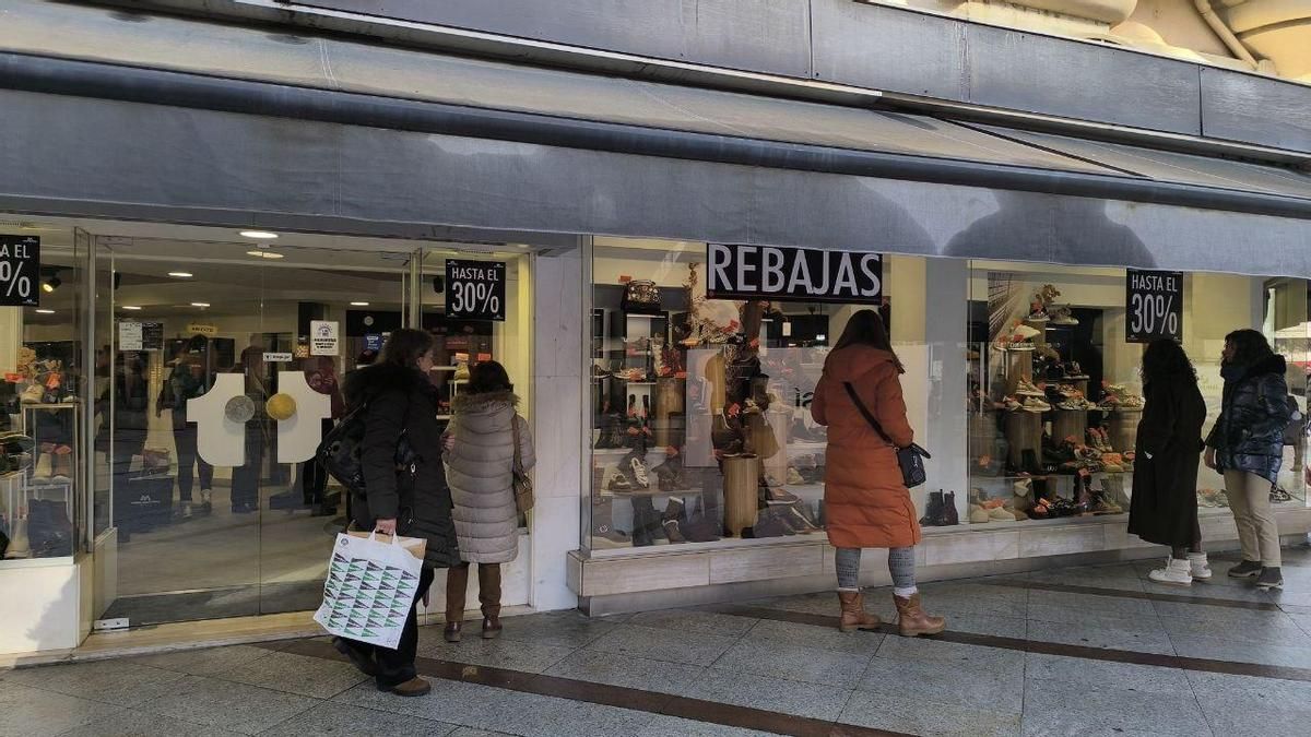 Así está el ambiente comercial en la primera mañana 'oficial' de rebajas del año 2026 en León.