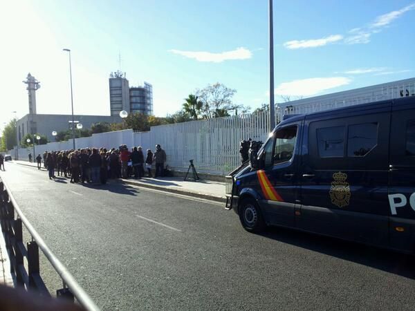 Trabajadores intentando acceder a RTVV bajo presencia policia. Foto vía @elpidiabellver
