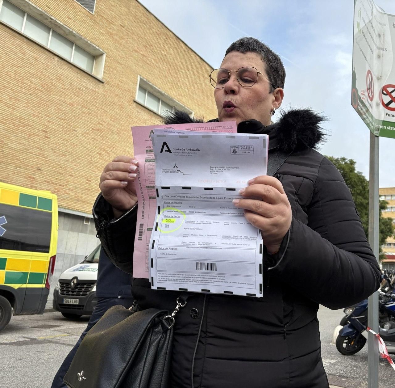 Anabel muestras las reclamaciones que ha registrado por la demora en las citas