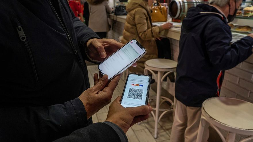 Personal de locales en Santander comprueban el pasaporte Covid de sus clientes.