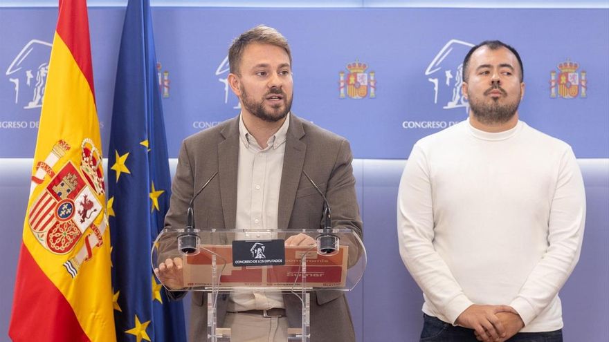 El diputado de Sumar Alberto Ibañez y el diputado de IU Nahuel González, este martes en el Congreso