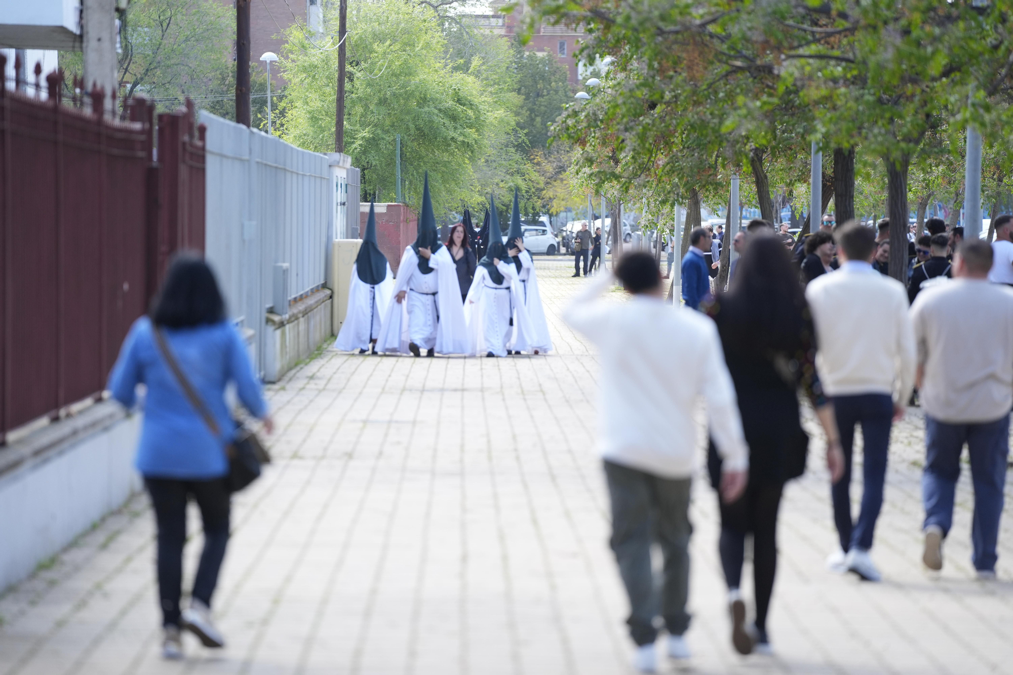 Día histórico en las Tres Mil Viviendas: primera salida procesional de la Hermandad de Bendición y Esperanza