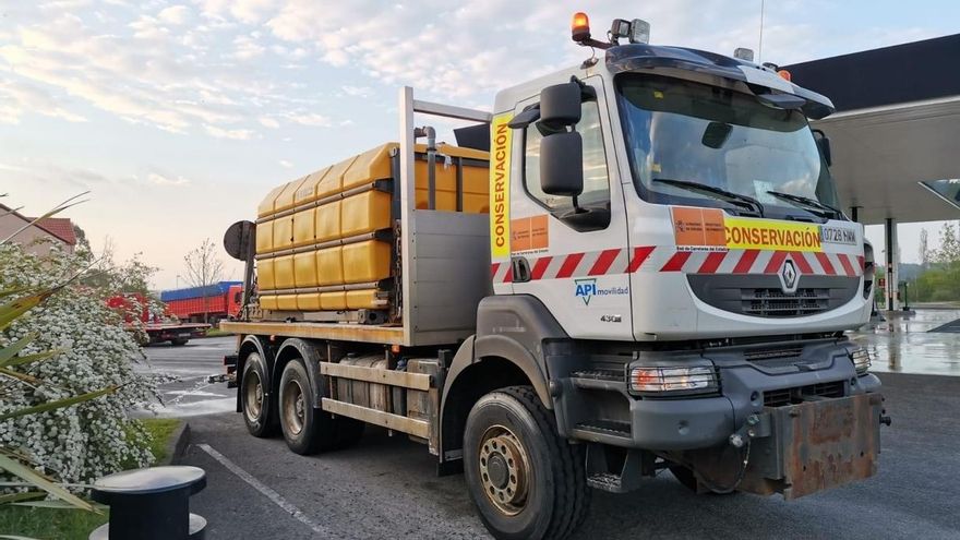 Carreteras usará los camiones de salmuera para desinfectar 34 estaciones de servicio en Cantabria