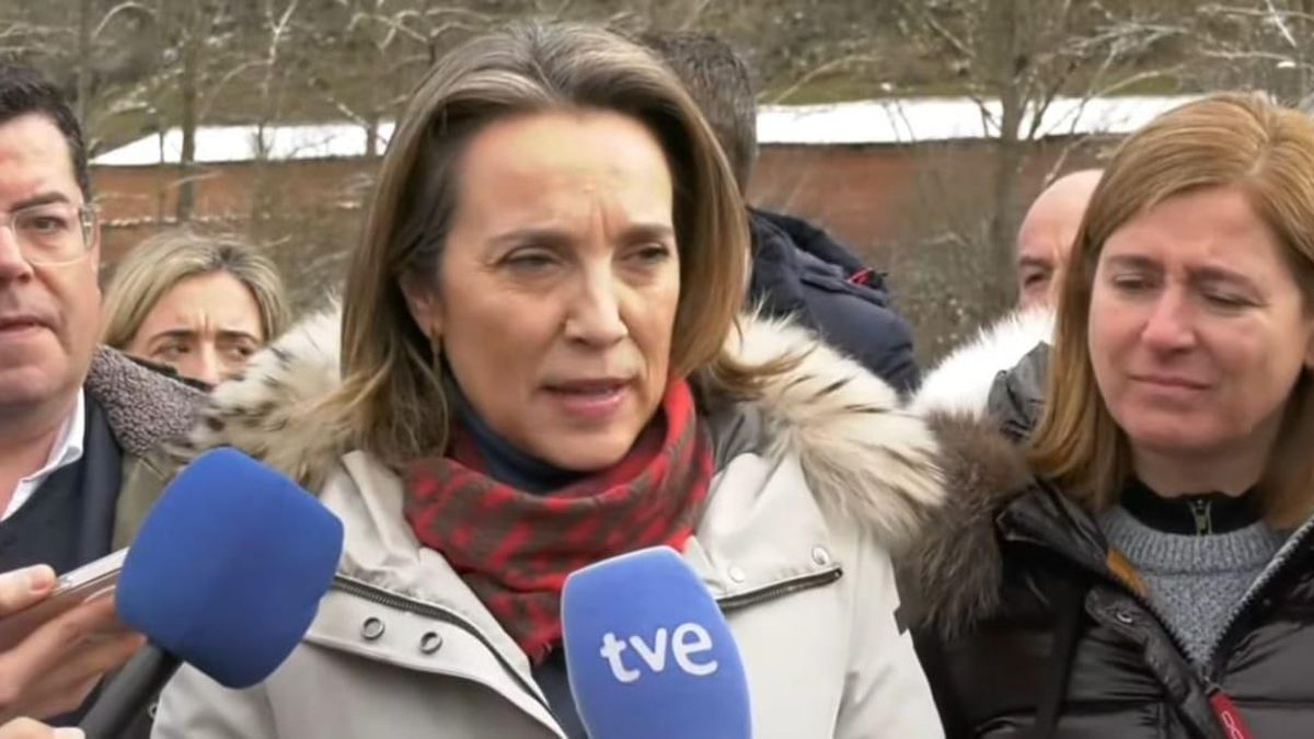 La secretaria general del PP, Cuca Gamarra, atiende a los medios de comunicación en Laguna de Cameros (La Rioja)