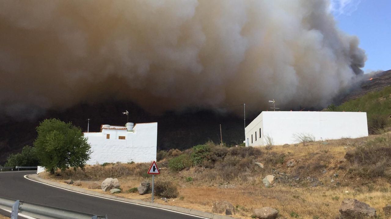 El incendio en Valleseco visto desde San Mateo.