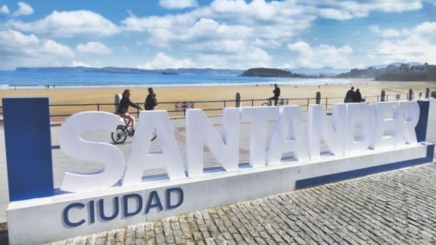 Letras 'Santander' en El Sardinero.