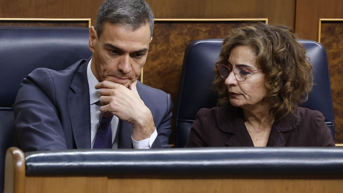 El presidente del Gobierno, Pedro Sánchez, y la vicepresidenta María Jesús Montero durante un pleno del Congreso. EFE/Javier Lizón