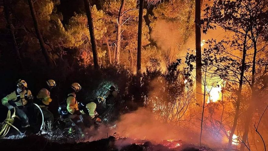 El incendio forestal de Málaga coincide con las protestas por la "precariedad" del Infoca