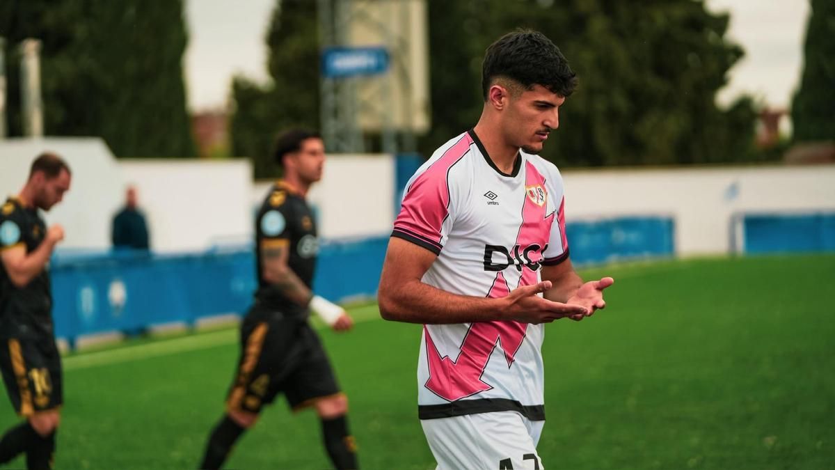 Unai Sabroso, durante un partido con el Rayo Vallecano