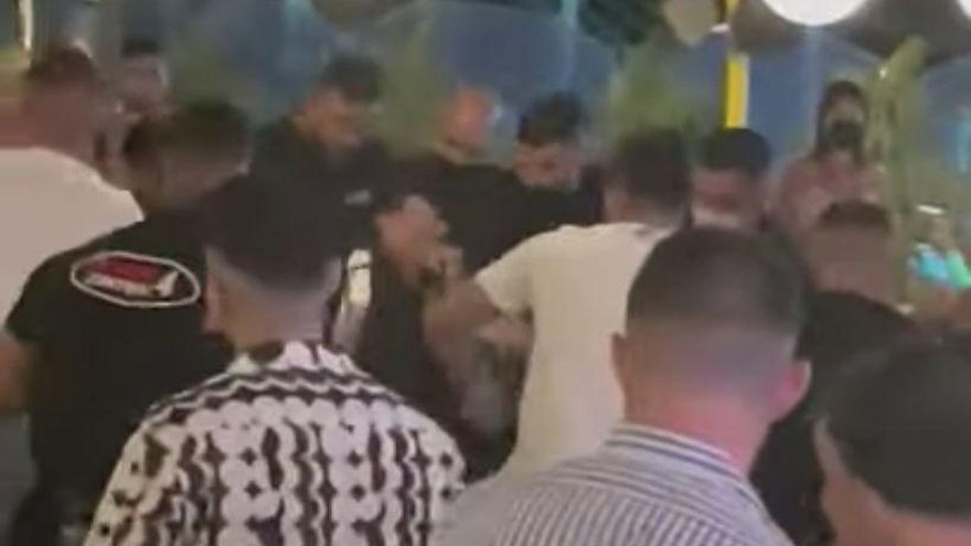 Un grupo de jóvenes se enzarza en una multitudinaria pelea en un famoso centro de ocio del sur de Gran Canaria