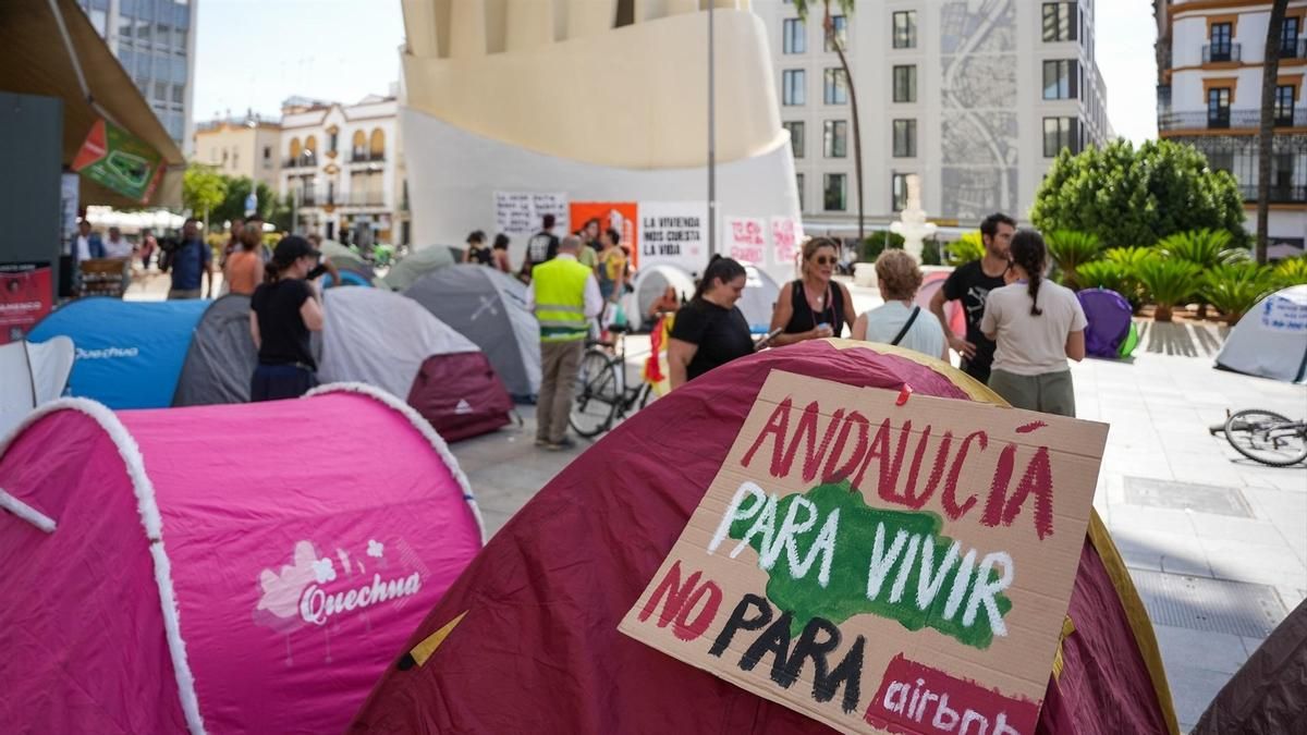 Las acampadas andaluzas por la vivienda deciden continuar en cuatro provincias tras el anuncio de las elecciones