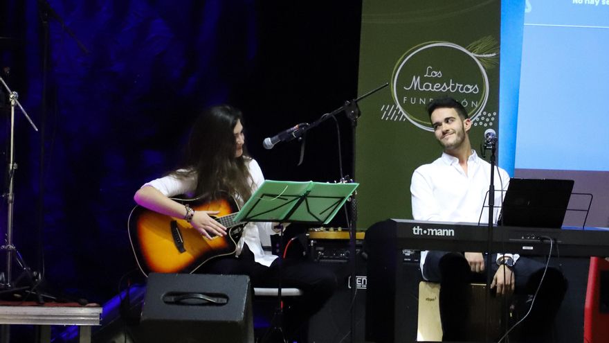 Actuación de Vero y Mario, conocidos como Elixir_vm en las redes sociales