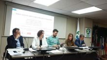 De izquierda a derecha: Alberto Reyero Zubiri (Ciudadanos), Sara Vilà Galán (Unidas Podemos), Juan Luis Sánchez (eldiario.es), Belén Fernández Casero (PSOE) y Miguel Ángel Panigua (PP).