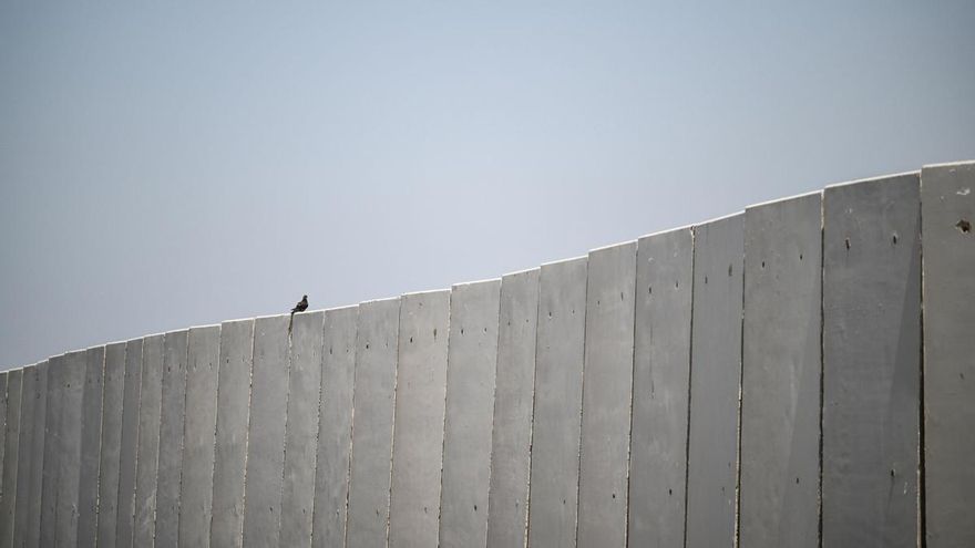 El muro que separa Egipto de Gaza, cerca del paso de Rafah