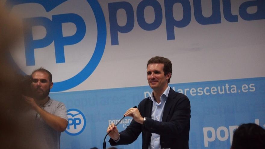 Casado dice en Ceuta que la posición del PP sobre inmigración no es "ni radical ni de derechas" sino "responsable"