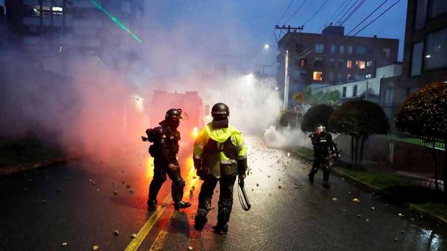 La Policía agrede a dos periodistas y a joven durante protestas en Bogotá