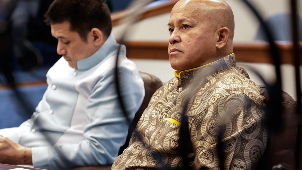 El senador filipino Ronald dela Rosa, exjefe de la Policía Nacional durante el mandato del expresidente Rodrigo Duterte, asiste a una sesión en el Senado. 