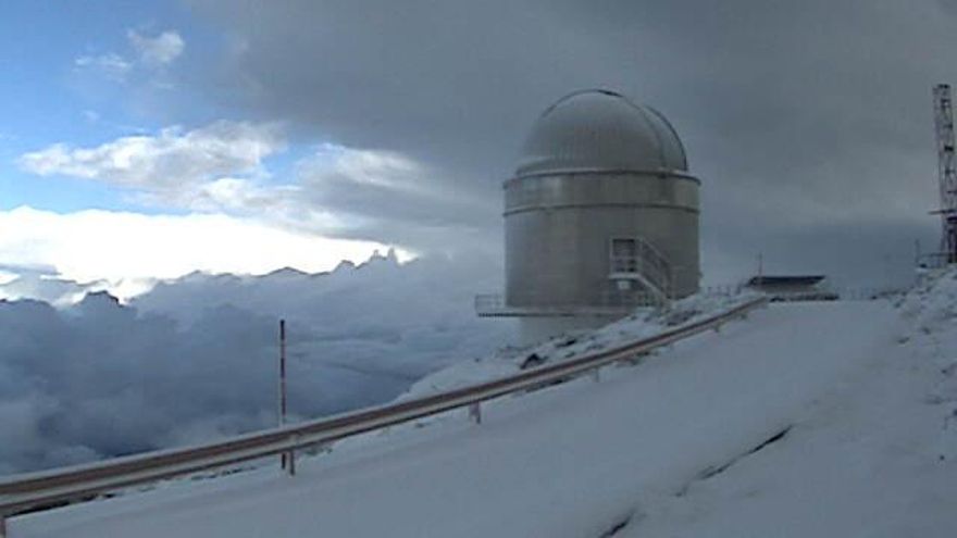Entorno cubierto de nieve del del Telescopio Óptico Nórdico (NOT por su siglas en inglés), este lunes