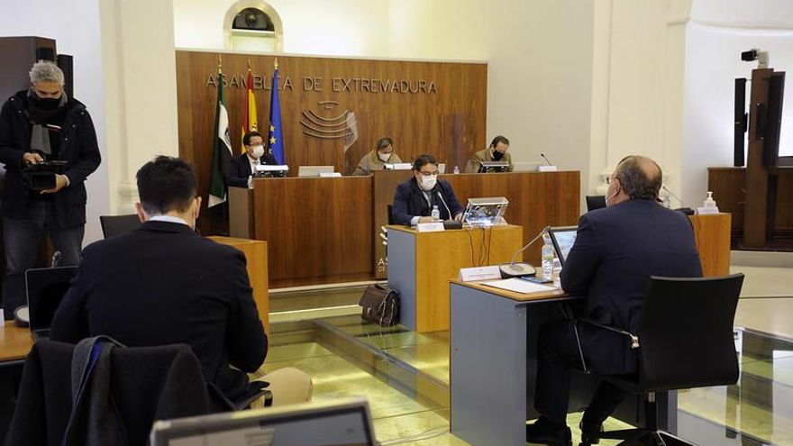 El consejero de Sanidad, José María Vergeles, comparece en la comisión de estudio sobre la COVID en la Asamblea de Extremadura