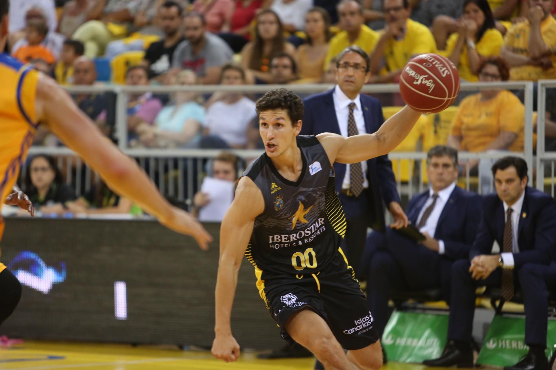 Imágenes del encuentro entre Herbalife Gran Canaria - Iberostar Tenerife. Alejandro Ramos.