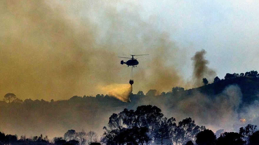 El fuego de Sierra Bermeja obliga a confinar dos municipios tras arrasar más de 3.600 hectáreas