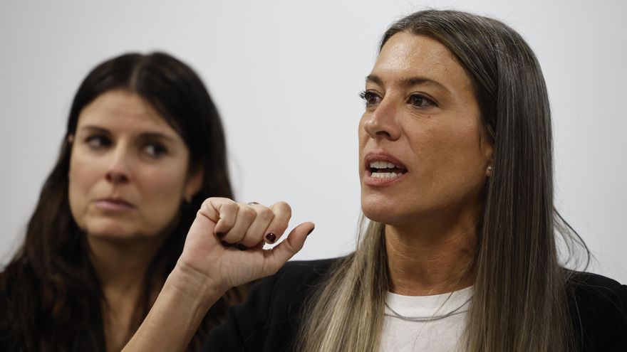 La portavoz de JxCat en el Congreso de los Diputados, Míriam Nogueras (d), junto a la líder de Junts en el Parlament, Mònica Sales, hoy en Barcelona. EFE/ Alberto Estévez
