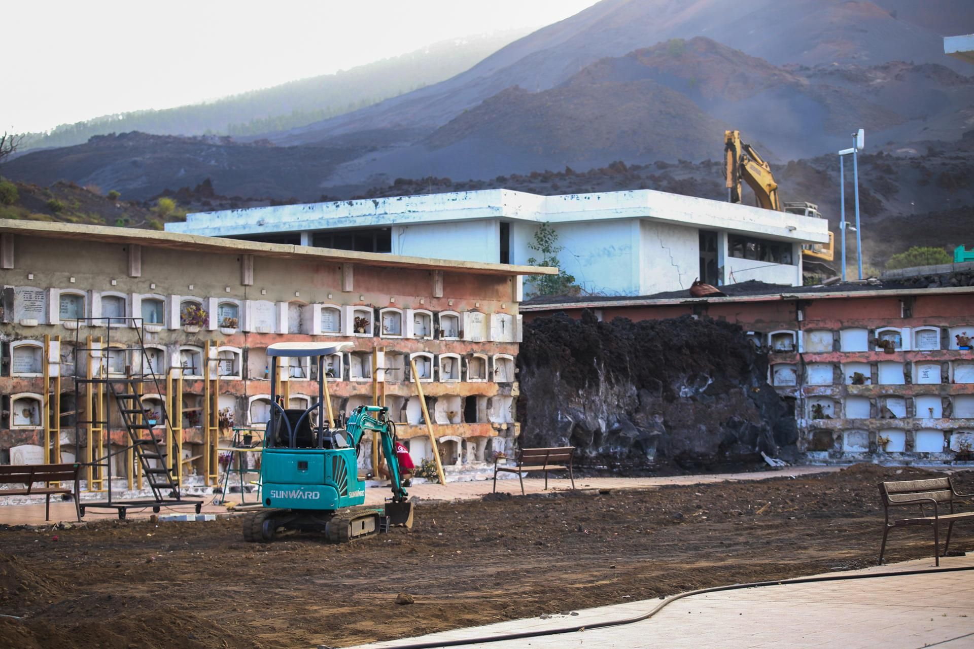 El Ayuntamiento de Los Llanos de Aridane ha comenzado las obras de la segunda fase de la reconstrucción del Cementerio de Nuestra Señora de Los Ángeles, en el barrio de Las Manchas, que fue sepultado parcialmente por las coladas del volcán Tajogaite.