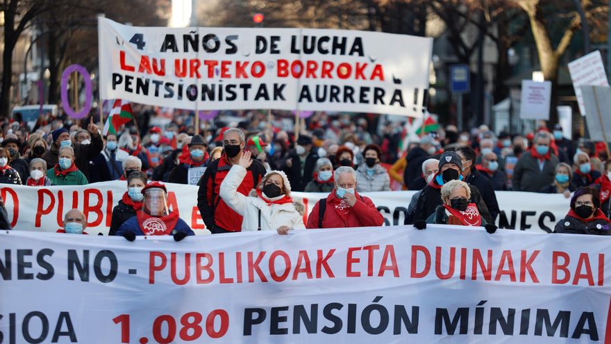 Miles de personas se movilizan en las capitales vascas para defender que "la lucha por pensiones dignas sigue"
