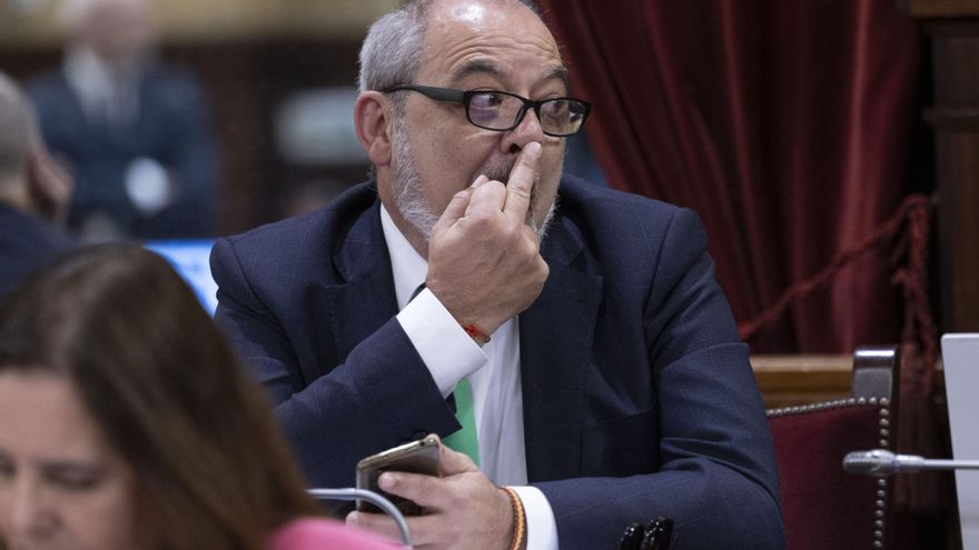 El diputado de Vox que enalteció el golpe de Franco hace una peineta y el ultra Le Senne le llama al orden: "Compórtese"