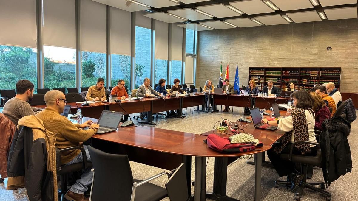 Junta y sindicatos acuerdan crear 119 plazas docentes en Extremadura el próximo curso