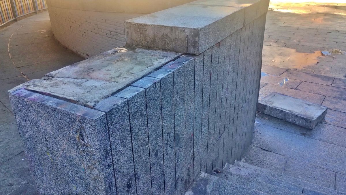 Hueco de la loseta con restos de la tiza limpiada por el Selur y piedra de granito (abajo) también limpiada pero no recolocada