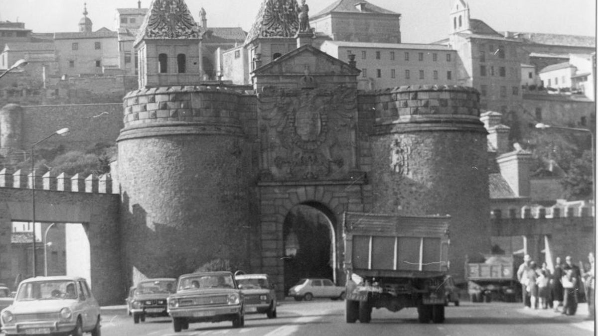 Vista de la puerta de Bisagra, en Toledo, en el año 1976