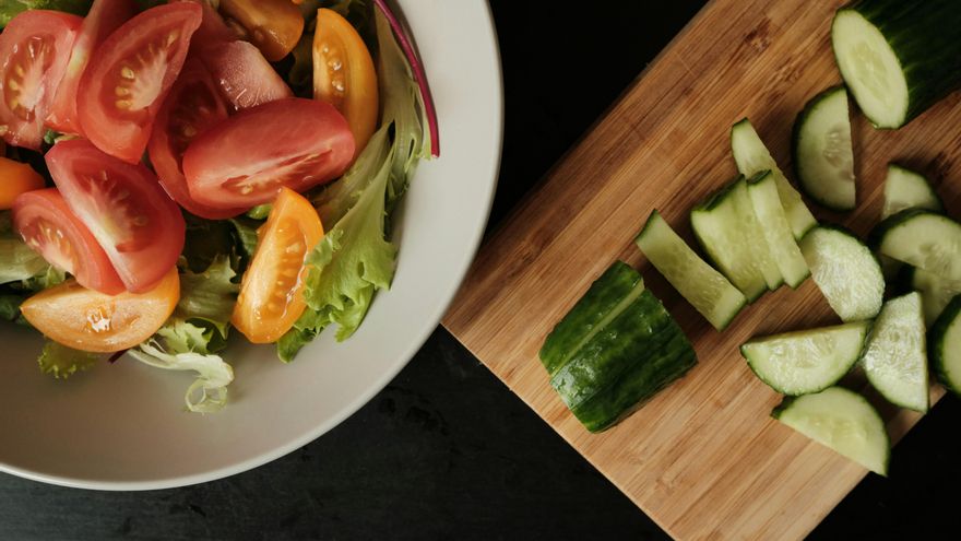 Una dietista explica por qué en verano apetece comer menos: "Debemos adaptar la alimentación a la época del año"