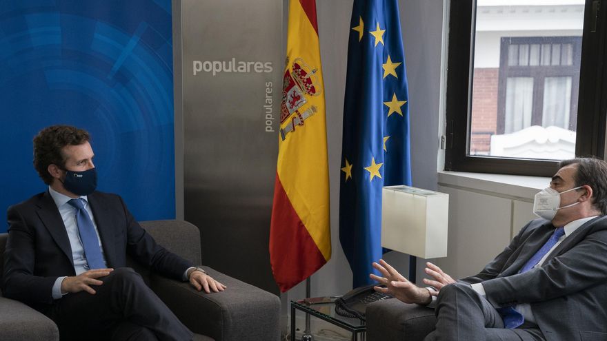 El presidente, Pablo Casado, con el vicepresidente de la Comisión Europea, Margaritis Schinas.