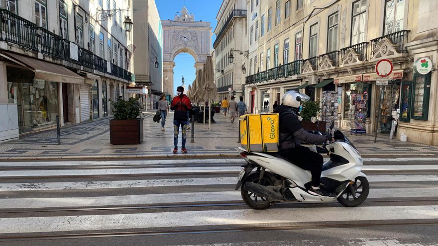 Portugal se prepara para empezar a abrir este lunes "a cuentagotas", con la vuelta a clase de los niños de hasta 9 años y la apertura de comercios como peluquerías y librerías, dos meses después de confinarse para atajar su peor momento de toda la pandemia. Con una bajada drástica en los contagios -en las últimas dos semanas sólo un día se superó ligeramente el millar- y las muertes y hospitalizaciones en mínimos de octubre, los portugueses comienzan a dejar atrás, gradualmente, las duras restricciones que estaban en vigor desde el 15 de enero. En la imagen, actividad en una calle del centro de Lisboa este domingo. EFE/ Paula Fernández