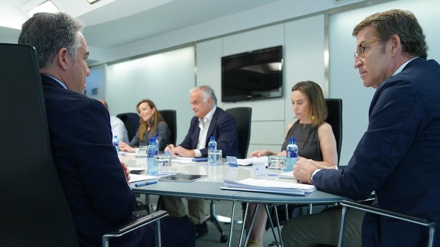 El líder del PP, Alberto Núñez Feijóo, preside la reunión del comite de dirección del PP juno a Elias Bendodo, Cuca Gamarra, Esteban González Pons y Carmen Navarro.