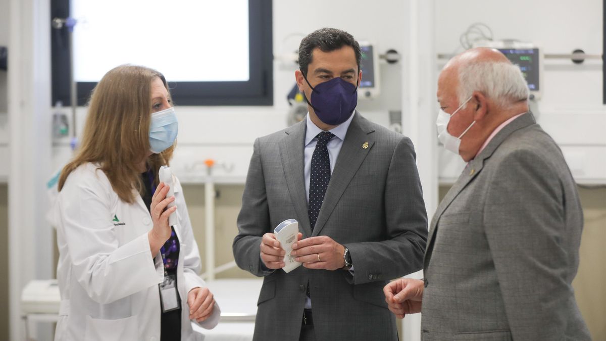 El presidente de la Junta de Andalucía, Juanma Moreno (c), en una visita al Hospital Macarena de Sevilla.