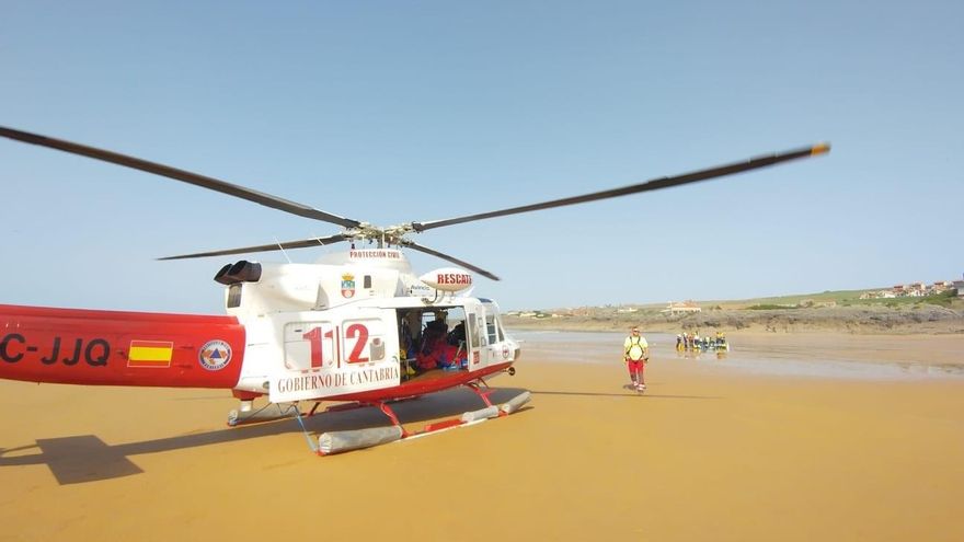 El helicóptero del Gobierno de Cantabria acude al rescate de un bañista en la playa de Cuberris, en Ajo