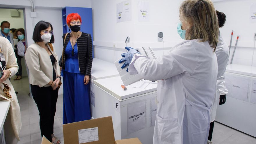 La ministra de Sanidad, Carolina Darias, y la consejera de Salud, Santos Induráin, el lugar en donde se conservan las remesas de vacunas en Navarra