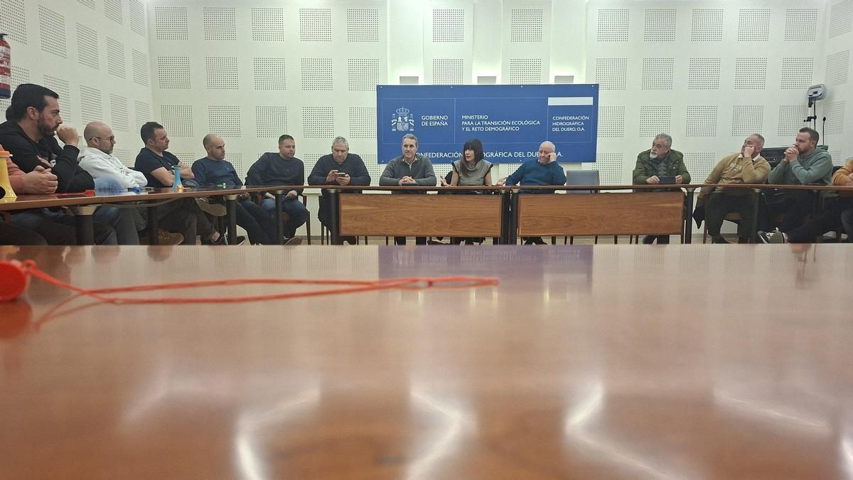 Regantes del Páramo Bajo se encierran en la Confederación del Duero para que no se cobren sobrecostes energéticos