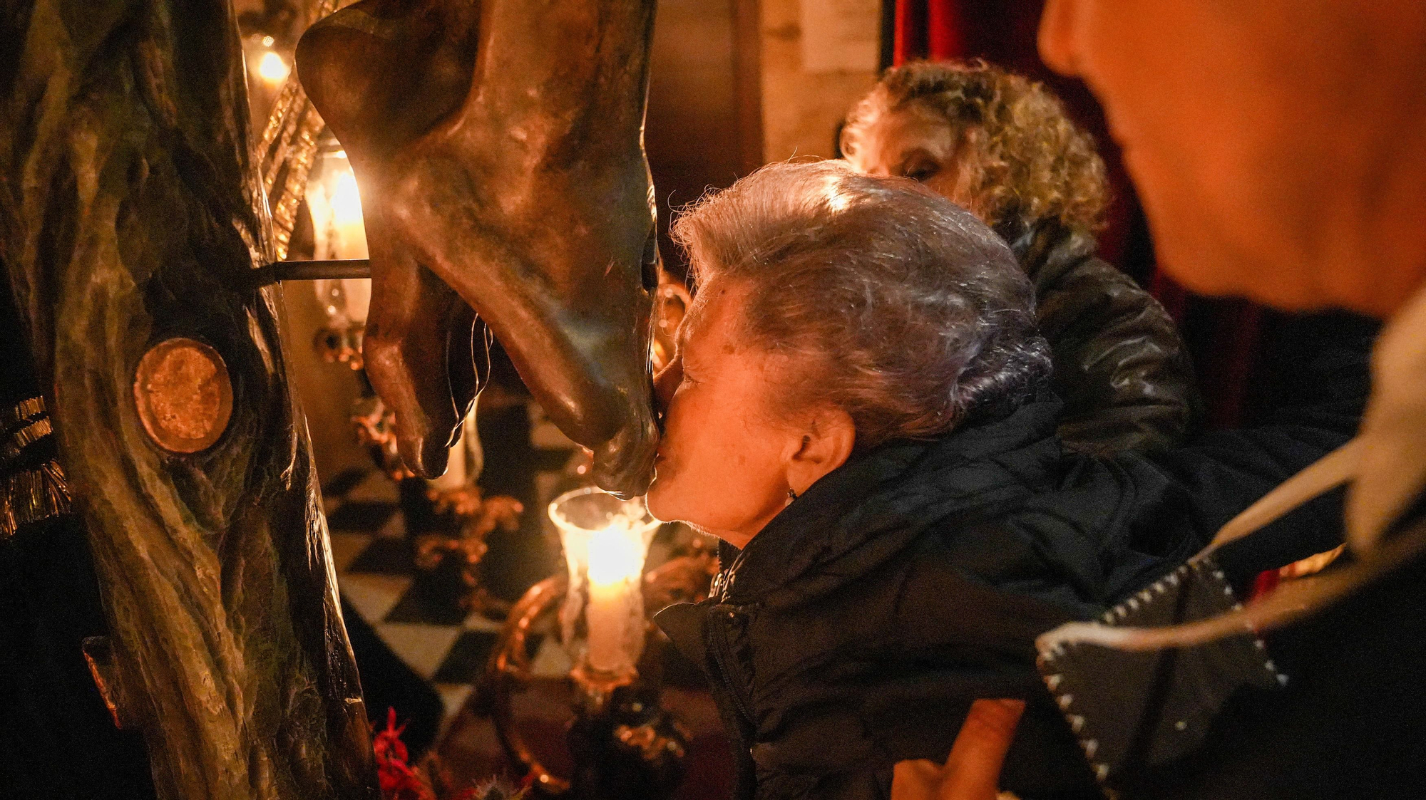 Los besapiés de Jesús Rescatado y del Cristo del Remedio de Ánimas, y el besamanos de Jesús, Divino Salvador, en su Prendimiento, en imágenes