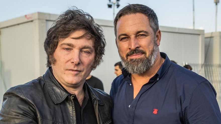 Archivo - El ganador de las PASO en Argentina, el ultraderechista y ultraliberal Javier Milei, con el líder de Vox, Santiago Abascal.