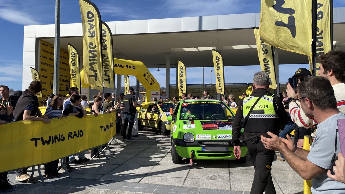 Casi 600 Twingos se reúnen en Irún e inician una marcha solidaria hasta Marruecos