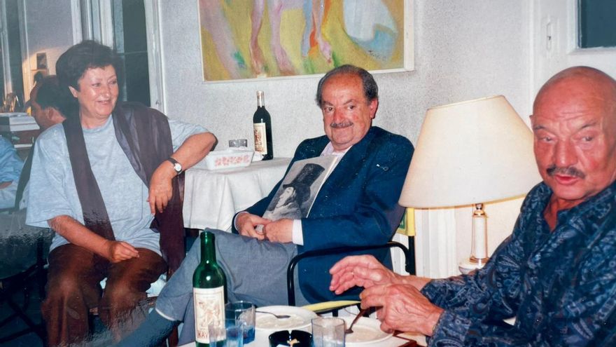 De izquierda a derecha, Gloria Torner, Fernando Sáez y José Hierro, en Santander.