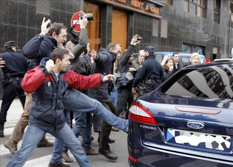 Trabajadores de RTVV abuchean a Fabra y golpean su coche al salir de un acto