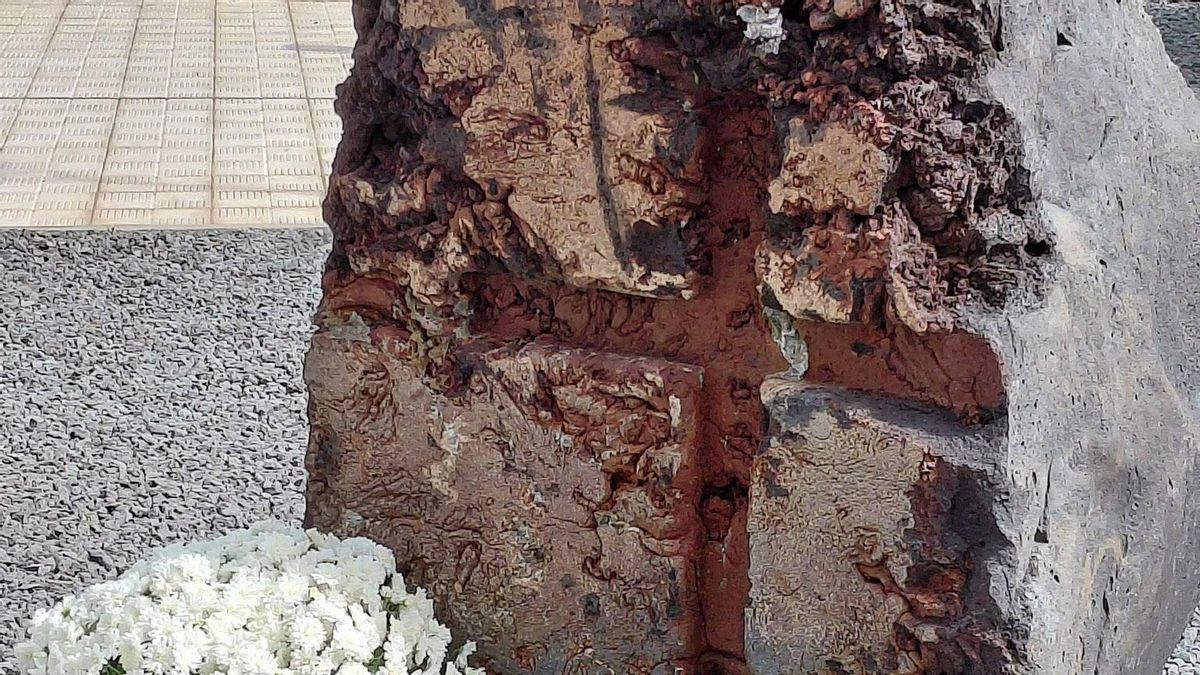 Huella de una cruz en la lava del volcán Tajogaite