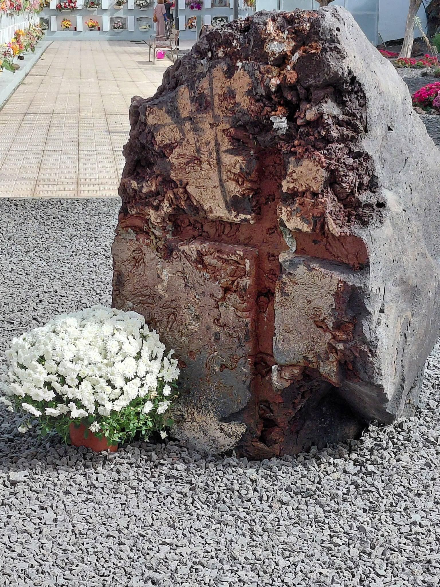 En las obras de retirada de la colada, en el cementerio aridanense de Nuestra Señora de los Ángeles, Las Manchas, apareció un bloque, gran piedra, donde se aprecia en bajo relieve la huella de una cruz. MVH